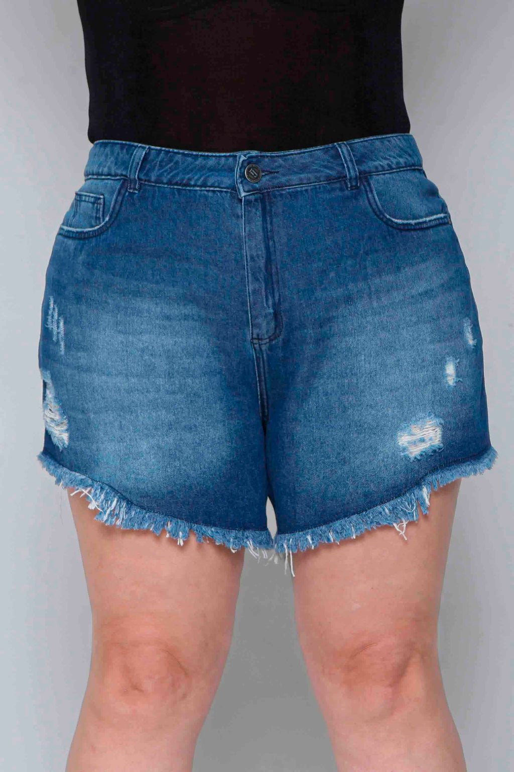 Short Feminino Jeans Mom Barra Desfiada com Rasgos Sem Elastano