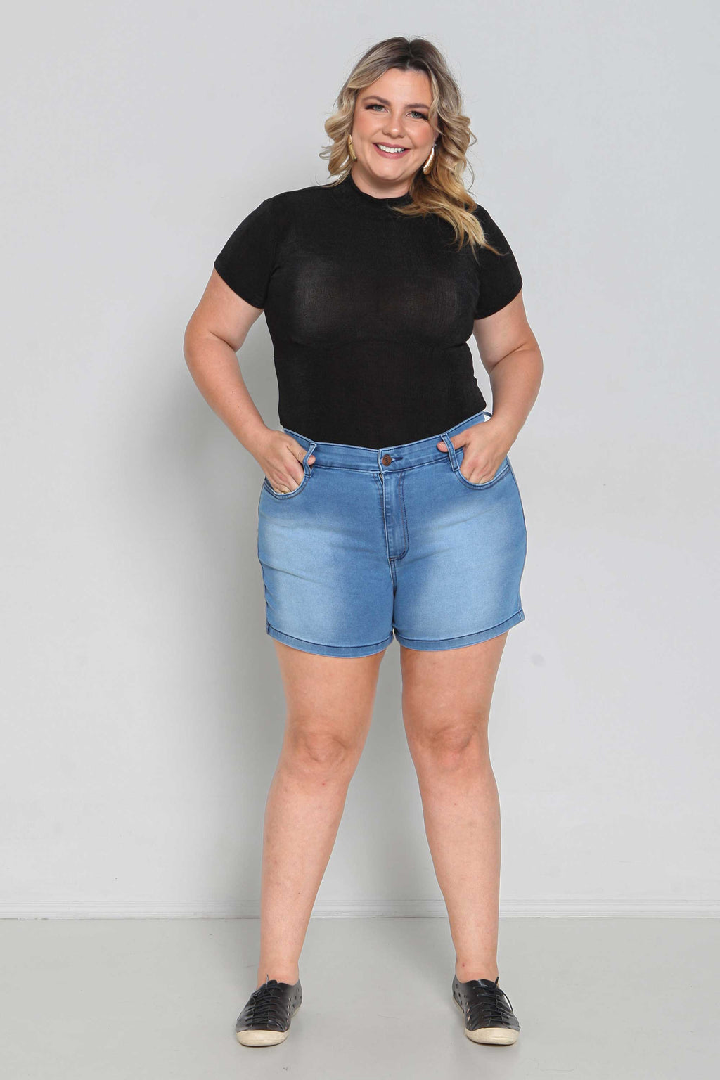 Short Feminino Jeans Claro com Elastano