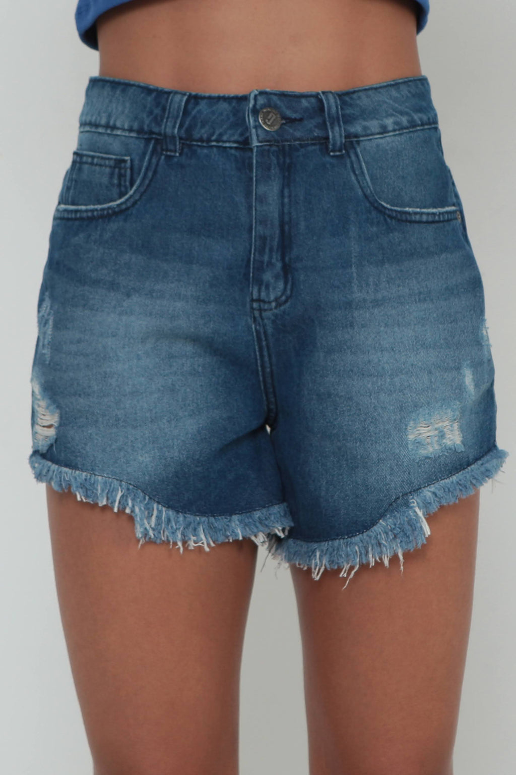 Short Feminino Jeans Mom Barra Desfiada com Rasgos Sem Elastano