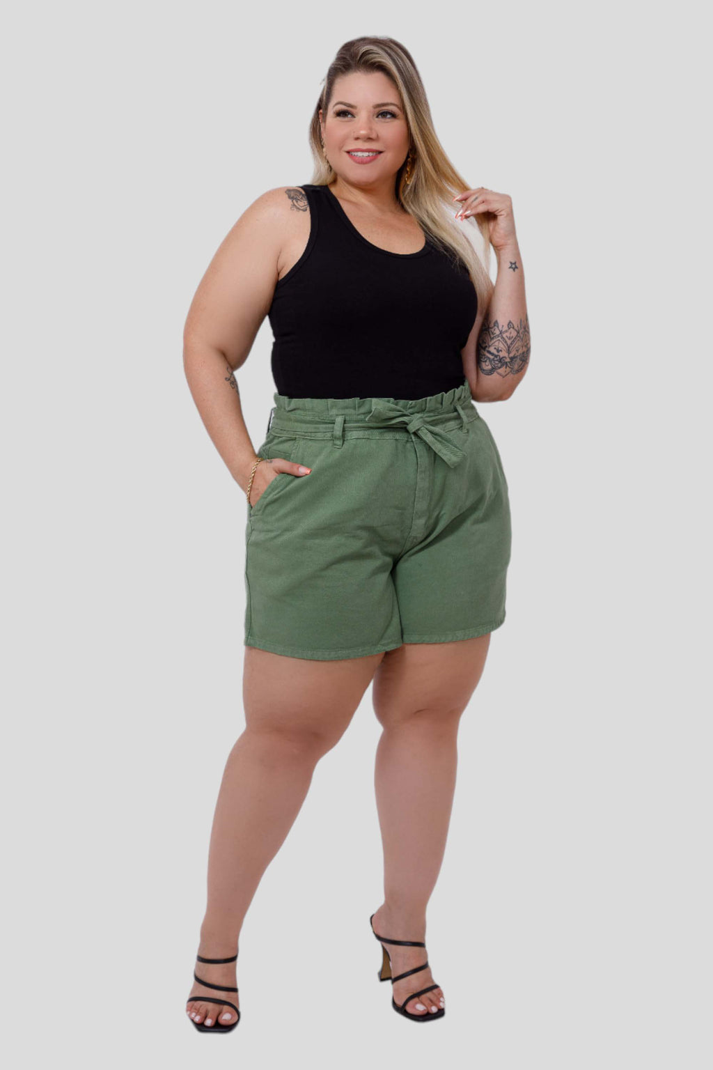 Shorts Sarja Feminino Mom Clochard com Cinto Plus Size