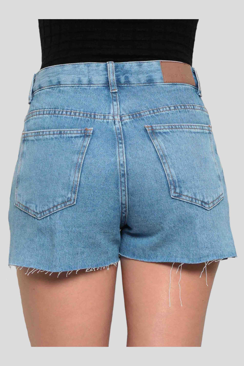 Short Feminino Jeans Mom com Abertura Lateral e Barra a Fio