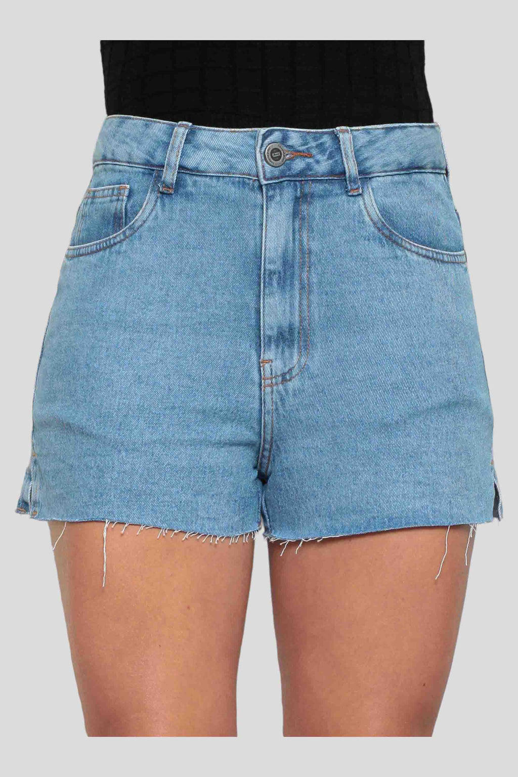 Short Feminino Jeans Mom com Abertura Lateral e Barra a Fio