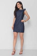 Vestido Jeans Reto sem Manga c/ Babado Ombro e Zíper Costas